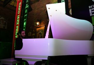 Исфар Сарабский за белым роялем – незабываемые мгновения Бакинского джаз-фестиваля (ФОТО/ВИДЕО)