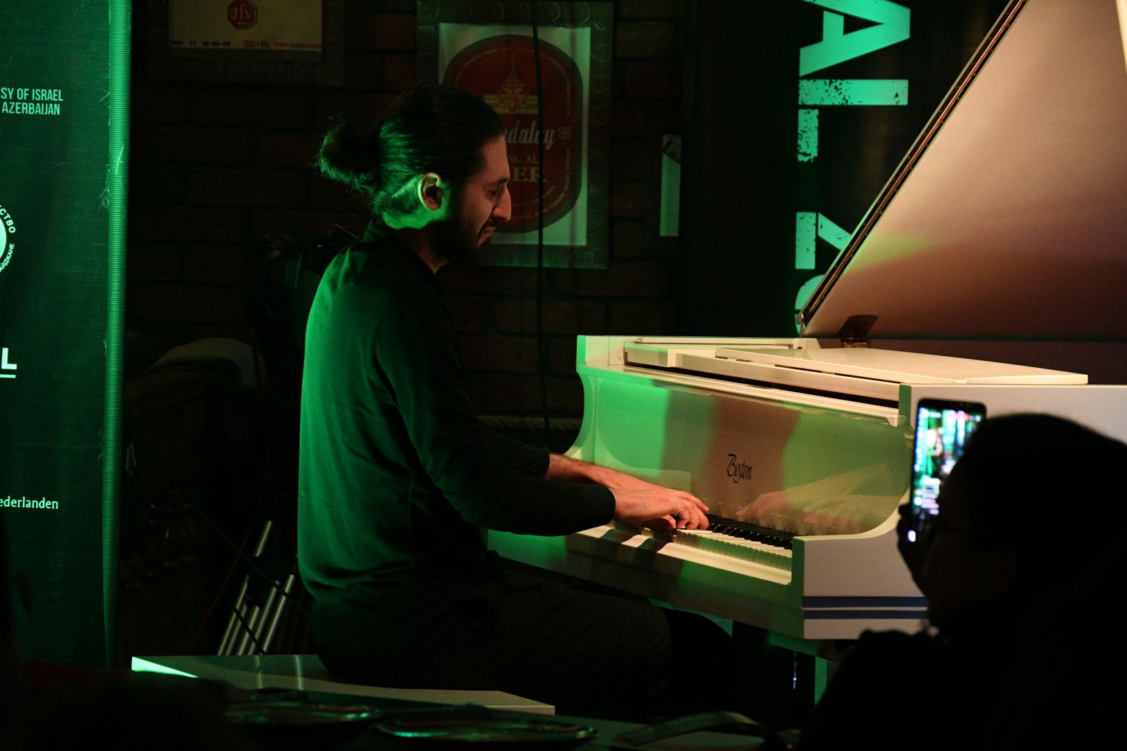 Исфар Сарабский за белым роялем – незабываемые мгновения Бакинского джаз-фестиваля (ФОТО/ВИДЕО)