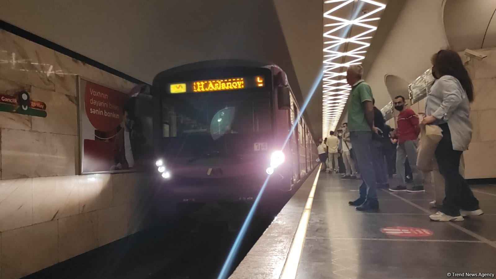 Metro qatarında qapı bloklayıcısının siqnalı işə düşüb, gecikmə olub