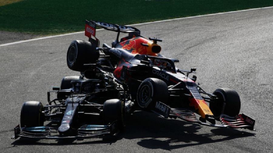 Ферстаппена наказали за аварию с Хэмилтоном на Гран-при Италии