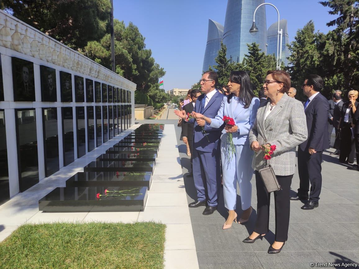 Омбудсмены Азербайджана и Турции посетили Аллею шехидов и Монумент турецким воинам в Баку (ФОТО)
