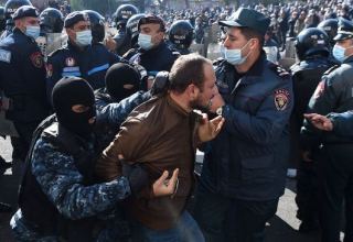 Акция протеста в Ереване - полиция проводит массовые задержания