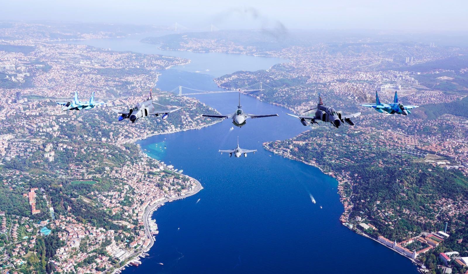 Истребители ВВС Турции и Азербайджана совершили приветственный полет над Босфором (ФОТО)