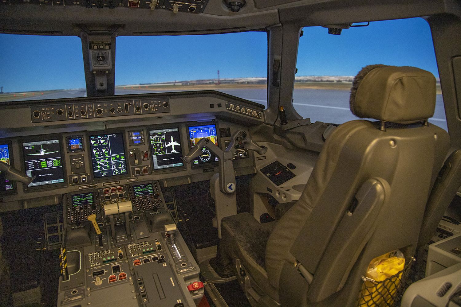 AZAL-ın Pilotların Hazırlığı Mərkəzində yeni müasir uçuş trenajoru quraşdırılıb (FOTO/VİDEO)