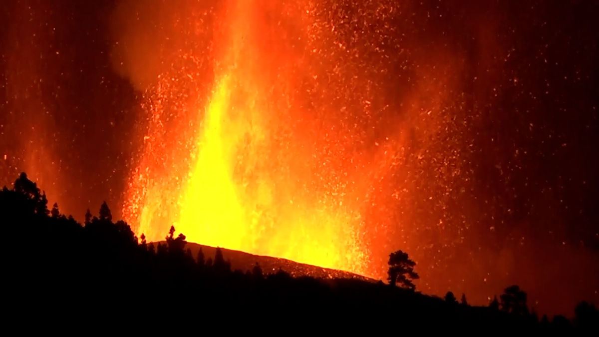 İspaniyanın Palma adasında püskürən vulkanın lava axını okeana çatıb