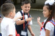 Первый день занятий в начальных классах школ Баку (ФОТО)