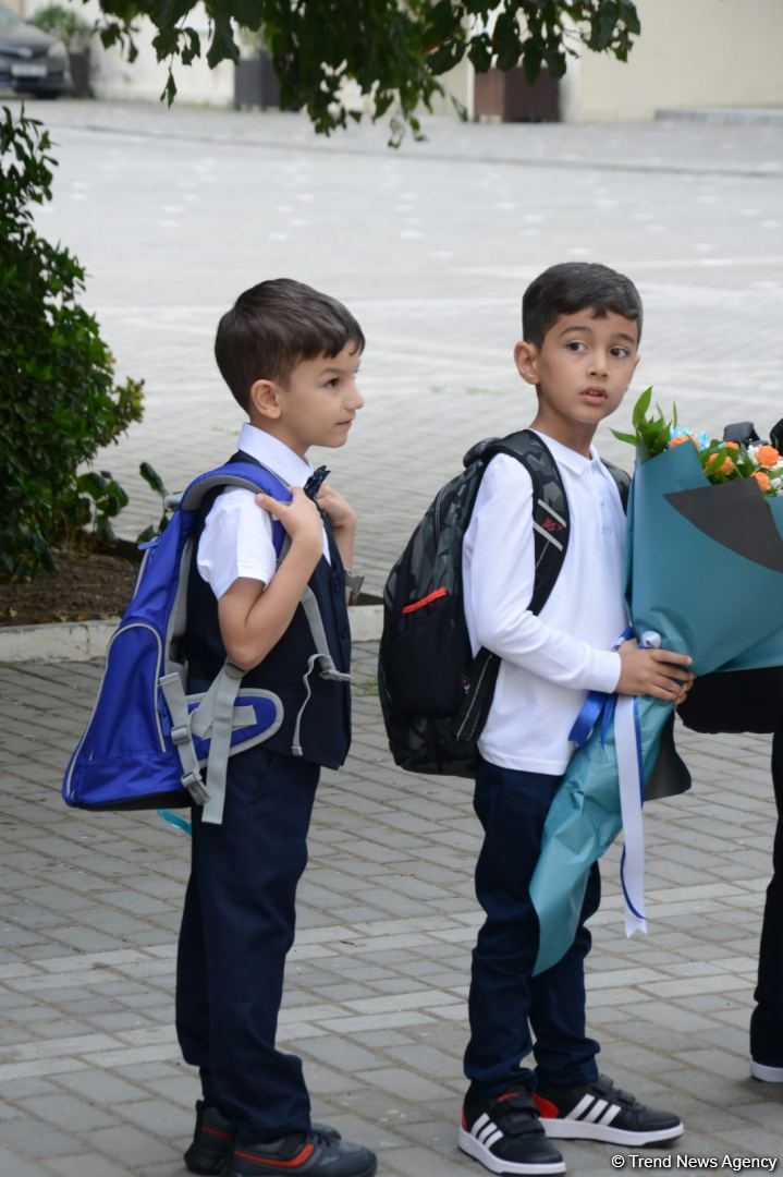 Первый день занятий в начальных классах школ Баку (ФОТО)