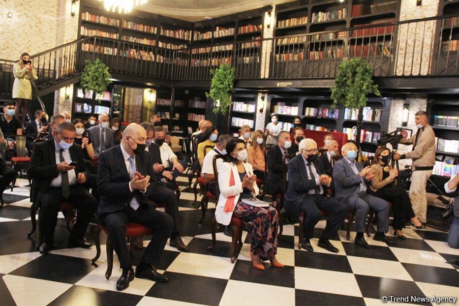 Известные деятели культуры представили книгу "Дастан Карабаха. Тридцатилетнее ожидание – 44-дневная Победа" (ФОТО/ВИДЕО)