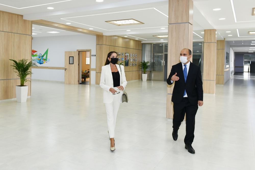 Первый вице-президент Мехрибан Алиева ознакомилась с условиями, созданными в новой школе номер 88 в бакинском поселке Бина (ФОТО/ВИДЕО)