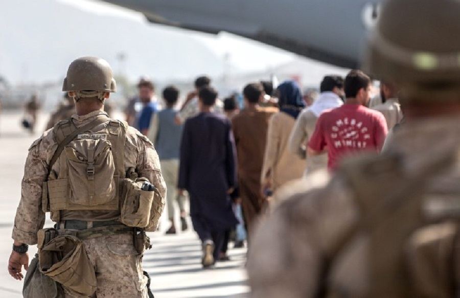 Афганские беженцы напали на военнослужащую США
