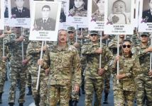 Президент Ильхам Алиев и Первая леди Мехрибан Алиева приняли участие в шествии в Баку в память о погибших в Отечественной войне (ФОТО/ВИДЕО) (версия 2)