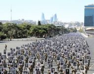 Президент Ильхам Алиев и Первая леди Мехрибан Алиева приняли участие в шествии в Баку в память о погибших в Отечественной войне (ФОТО/ВИДЕО) (версия 2)