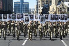 Prezident İlham Əliyevin yürüşdə həyat yoldaşımın fotosunu daşıdığını görəndə çox təsirləndim -  Şəhidin həyat yoldaşı - Gallery Thumbnail