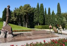 President Ilham Aliyev and First Lady Mehriban Aliyeva visit grave of national leader Heydar Aliyev at Alley of Honors (PHOTO)