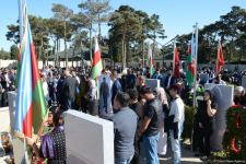 Azerbaijani people paying tribute to memory of martyrs  (PHOTO)