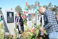 Azerbaijani people paying tribute to memory of martyrs  (PHOTO)