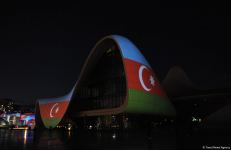 Heydər Əliyev Mərkəzi üzərində Azərbaycan bayrağı proyeksiya olunub (FOTO)