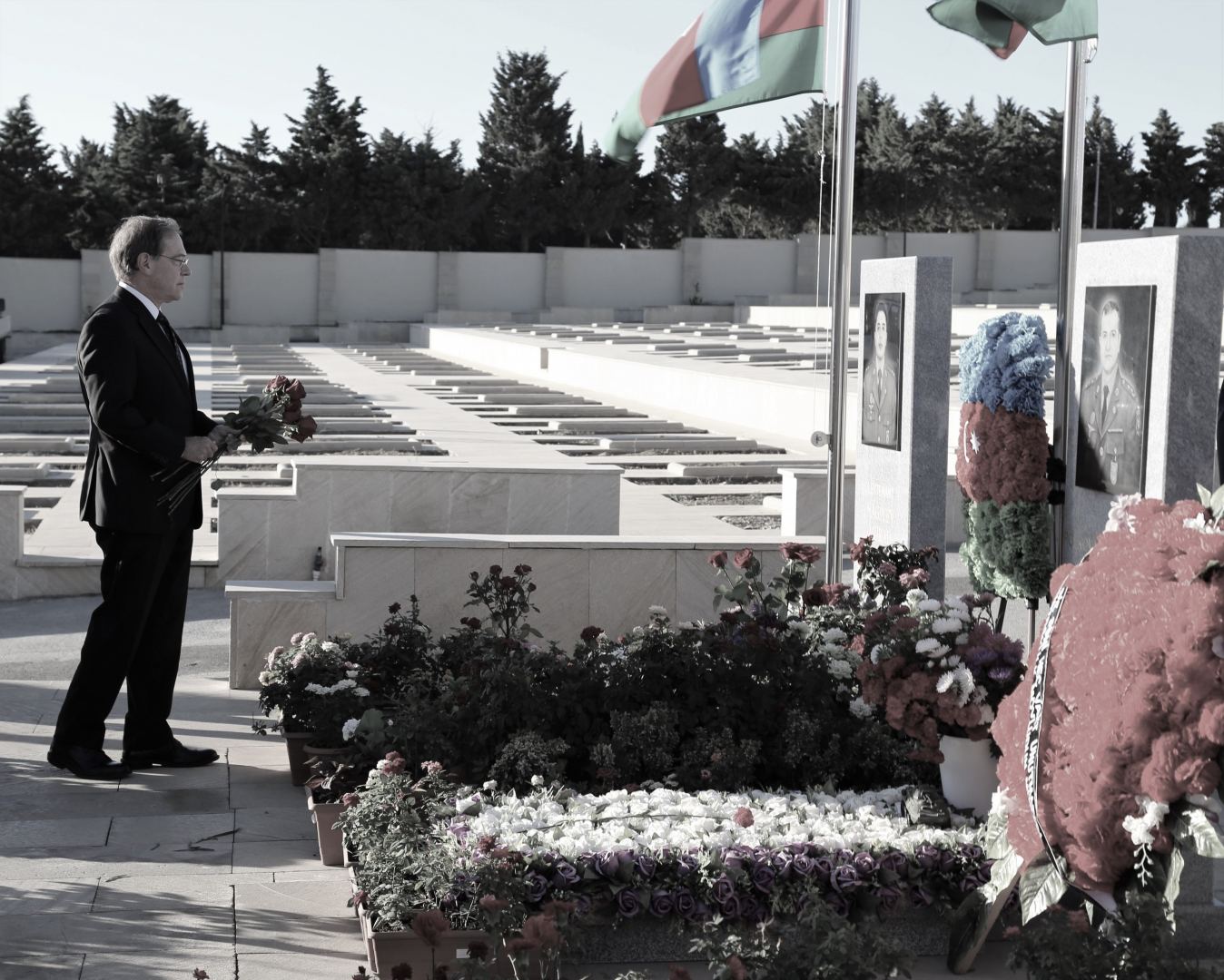 Посол США почтил память шехидов Отечественной войны Азербайджана (ФОТО)