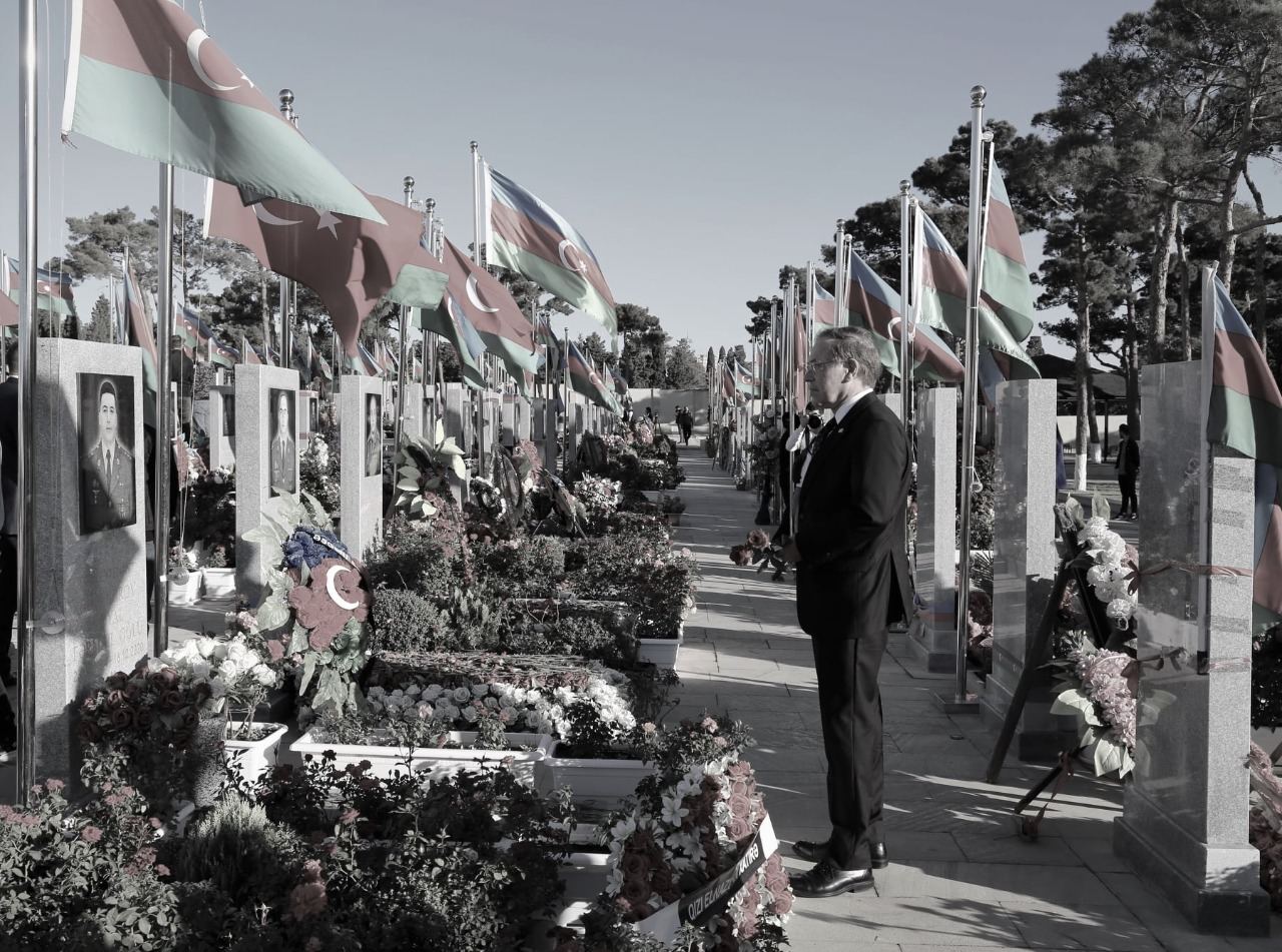 Посол США почтил память шехидов Отечественной войны Азербайджана (ФОТО)