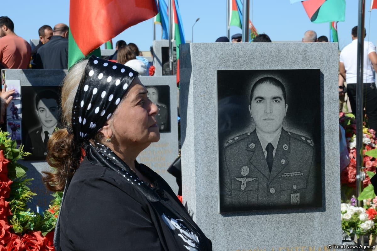 Azerbaijani people paying tribute to memory of martyrs  (PHOTO)