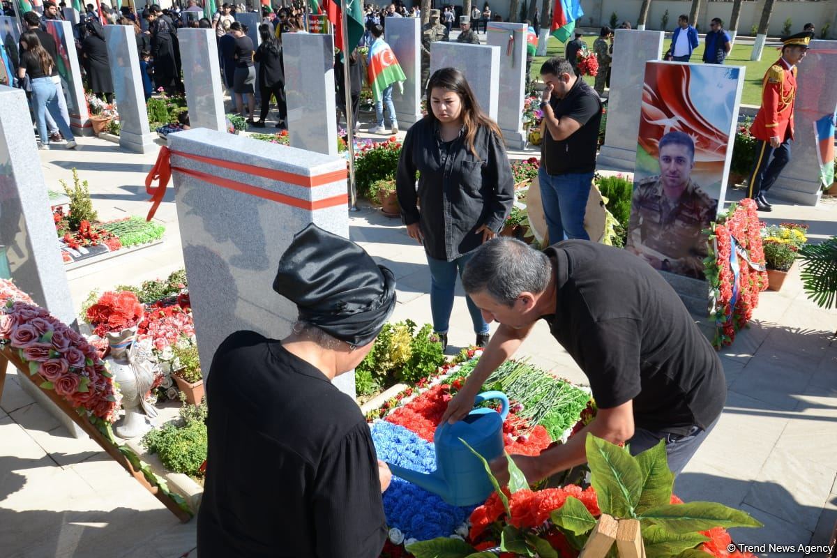 Azərbaycan xalqı qəhrəman şəhidlərini yad edir (FOTO)