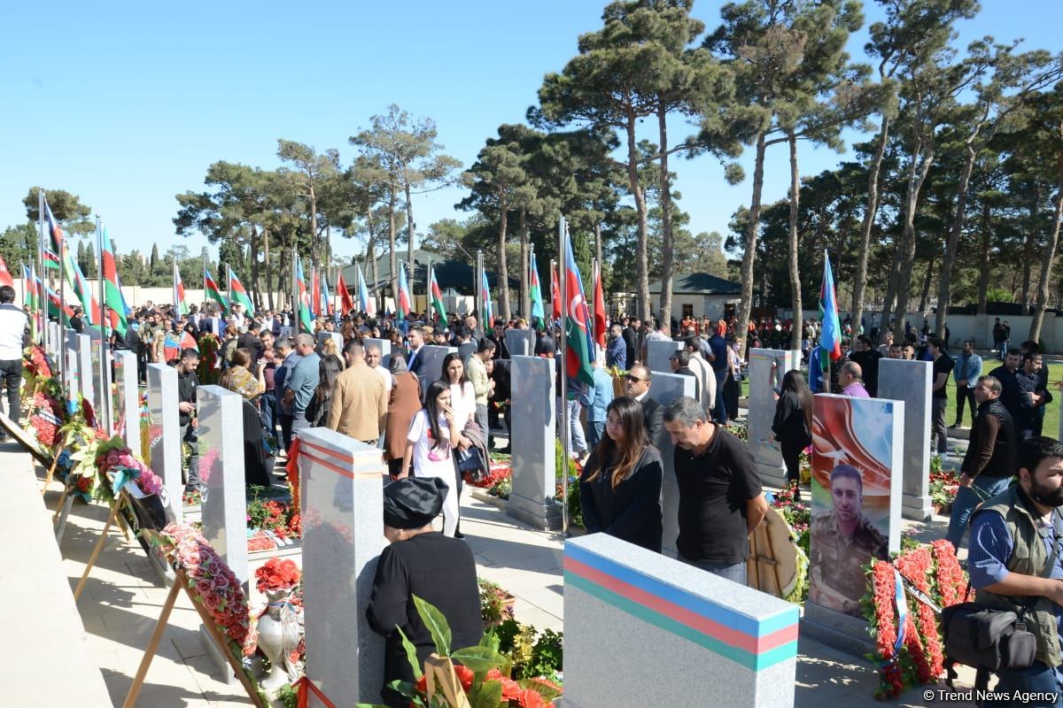 Azərbaycan xalqı qəhrəman şəhidlərini yad edir (FOTO)