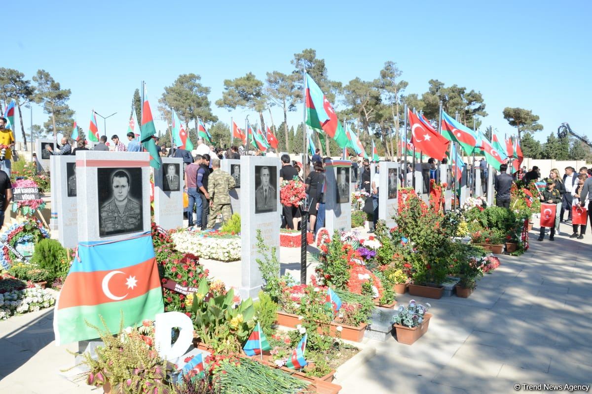 Azərbaycan xalqı qəhrəman şəhidlərini yad edir (FOTO)