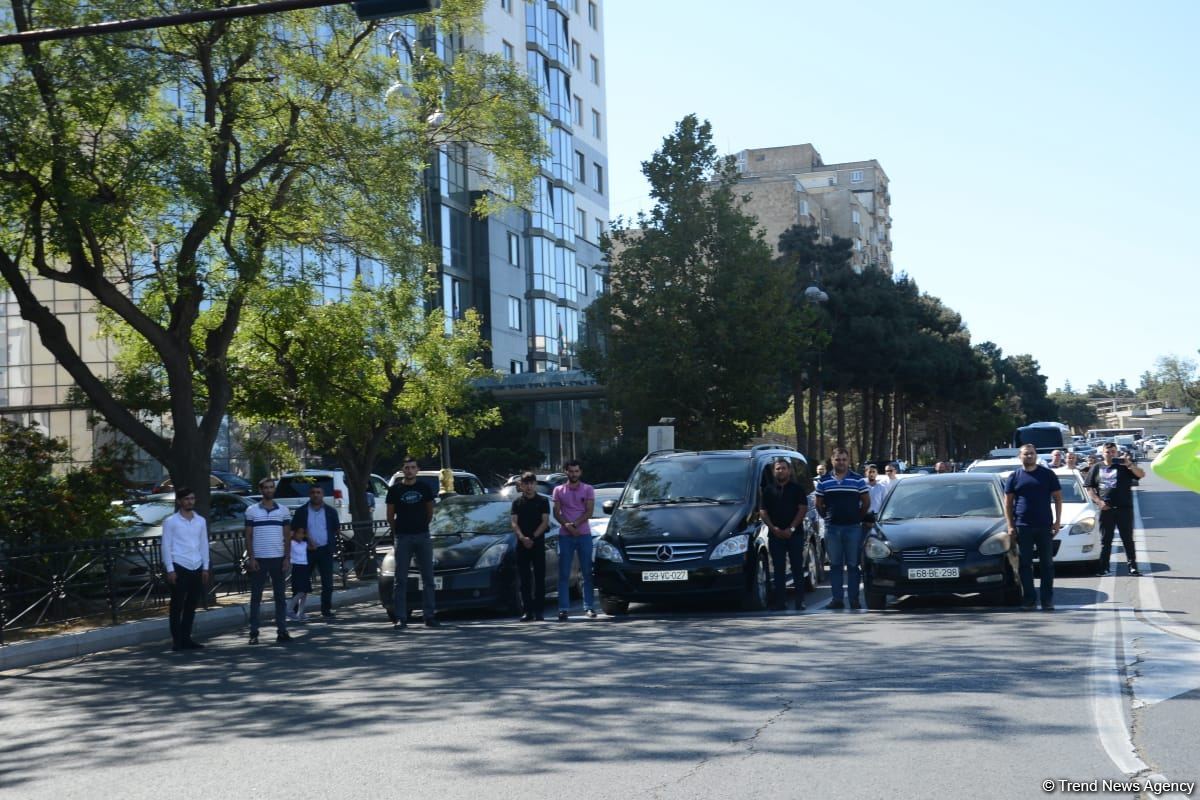 Vətən Müharibəsi şəhidlərinin xatirəsi bütün ölkə ərazisində bir dəqiqəlik sükutla yad edilib (FOTO/VİDEO)