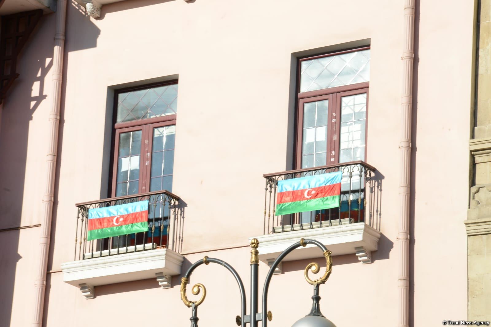 Улицы и проспекты Баку в День памяти украшены азербайджанскими флагами (ФОТО)