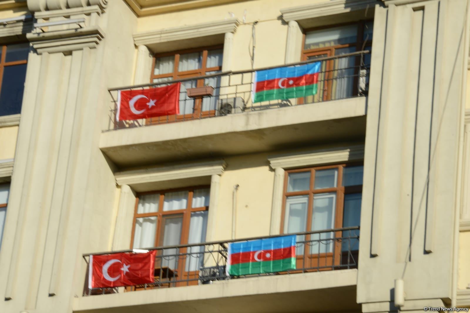 Üçrəngli bayrağımızla bəzənən Bakıda möhtəşəm görüntülər (FOTO)