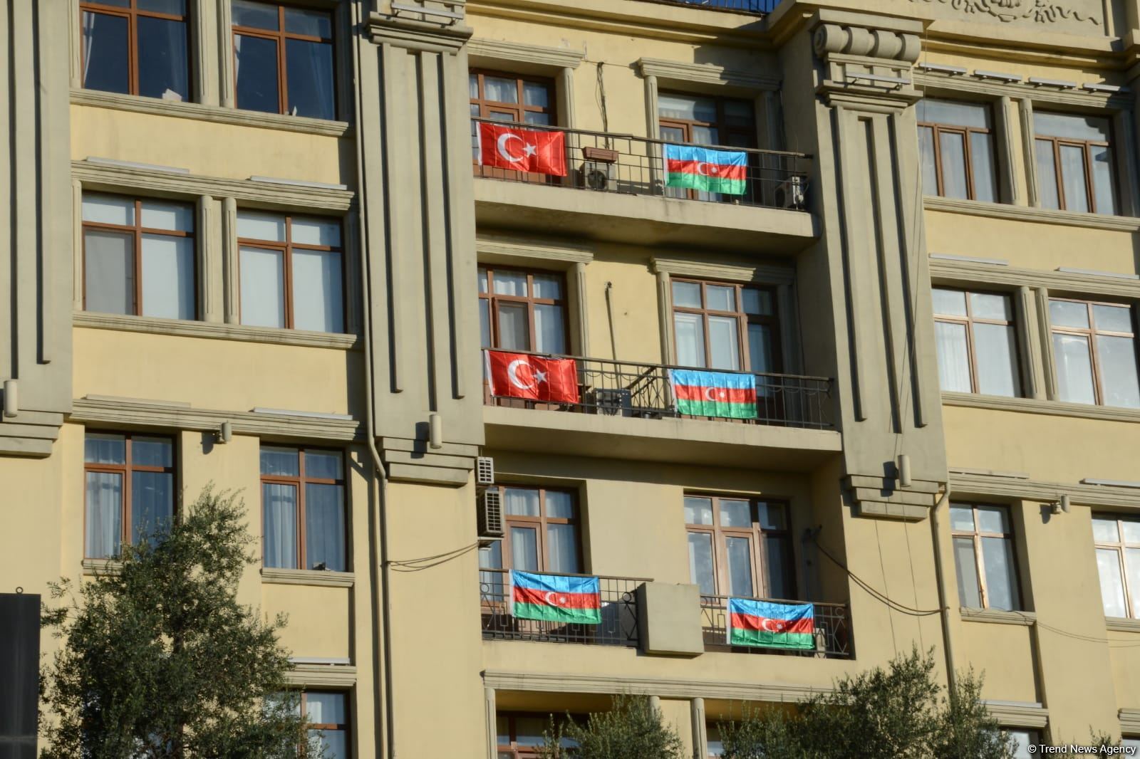 Üçrəngli bayrağımızla bəzənən Bakıda möhtəşəm görüntülər (FOTO)