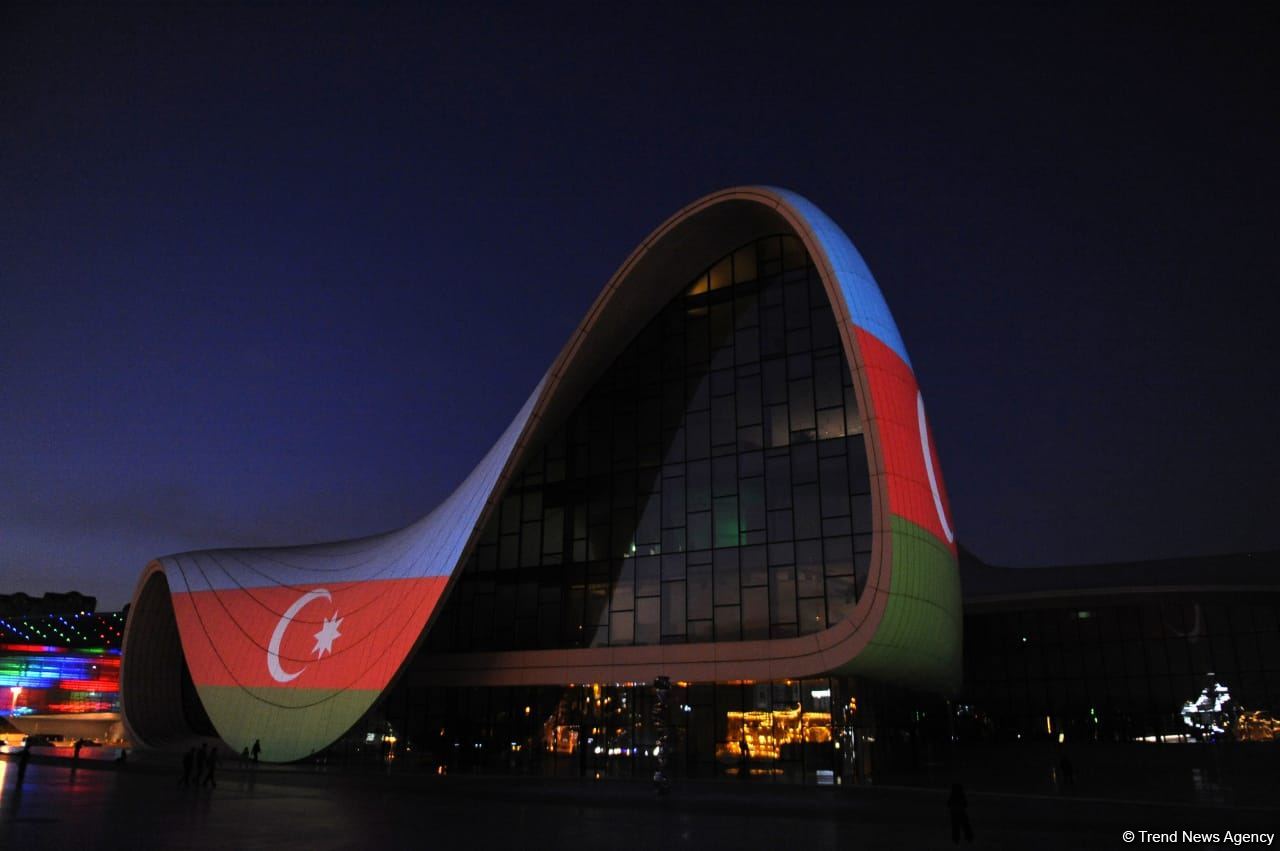 Здание Центра Гейдара Алиева освещено цветами флага Азербайджана (ФОТО)
