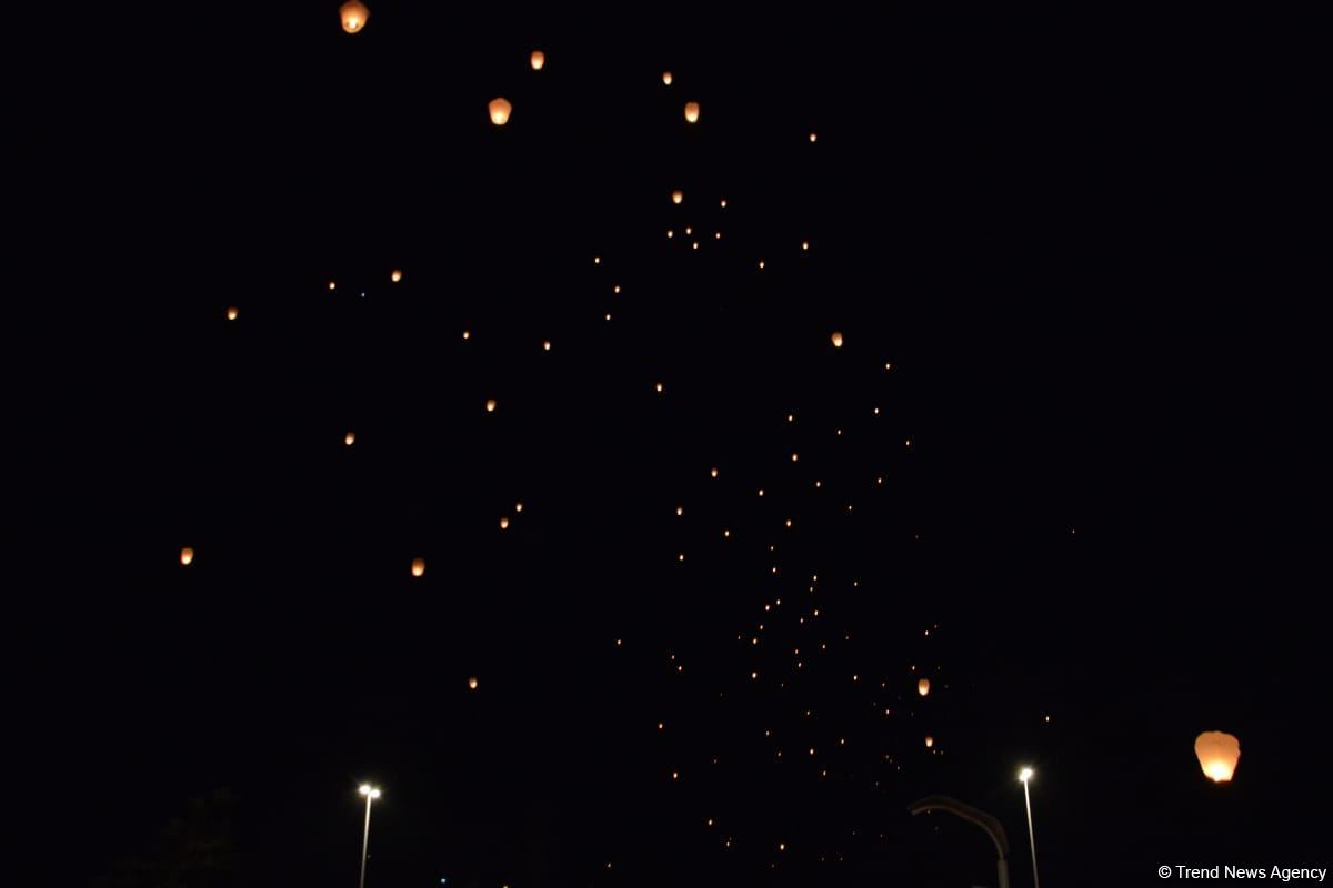 С территории Мемориального комплекса Отечественной войны в небо было запущено 3 тыс. небесных фонариков (ФОТО)