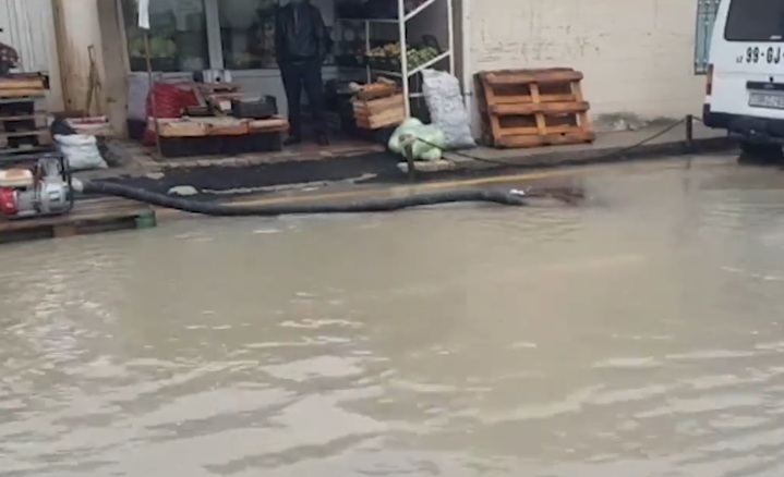 Bakıda yağış suyu ilə dolan ərazilər təmizlənib - FHN (VİDEO)