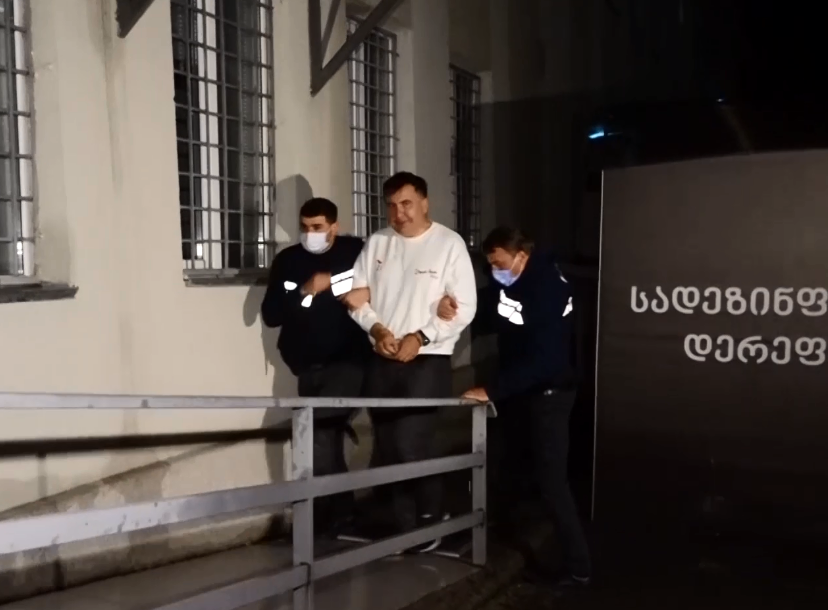 Gürcüstan DİN Saakaşvilinin cəzaçəkmə müəssisəsinə köçürülməsinin videosunu yayıb (VİDEO)