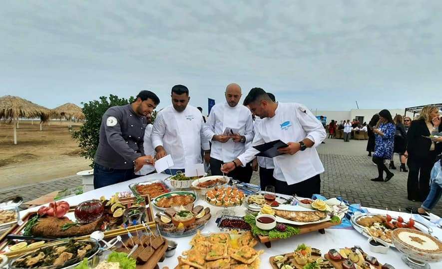 На берегу Каспия в Баку прошел Фестиваль рыбных блюд (ФОТО)
