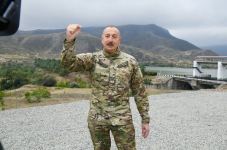 Президент Ильхам Алиев поднял флаг Азербайджана в поселке Суговушан Тертерского района (ФОТО)