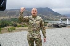 President Ilham Aliyev raises Azerbaijani flag in Sugovushan settlement, Tartar district (PHOTO)