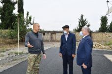 Президент Ильхам Алиев ознакомился в городе Тертер с условиями, созданными в новом доме, построенном вместо дома, разрушенного в результате ракетных атак армянских вооруженных сил