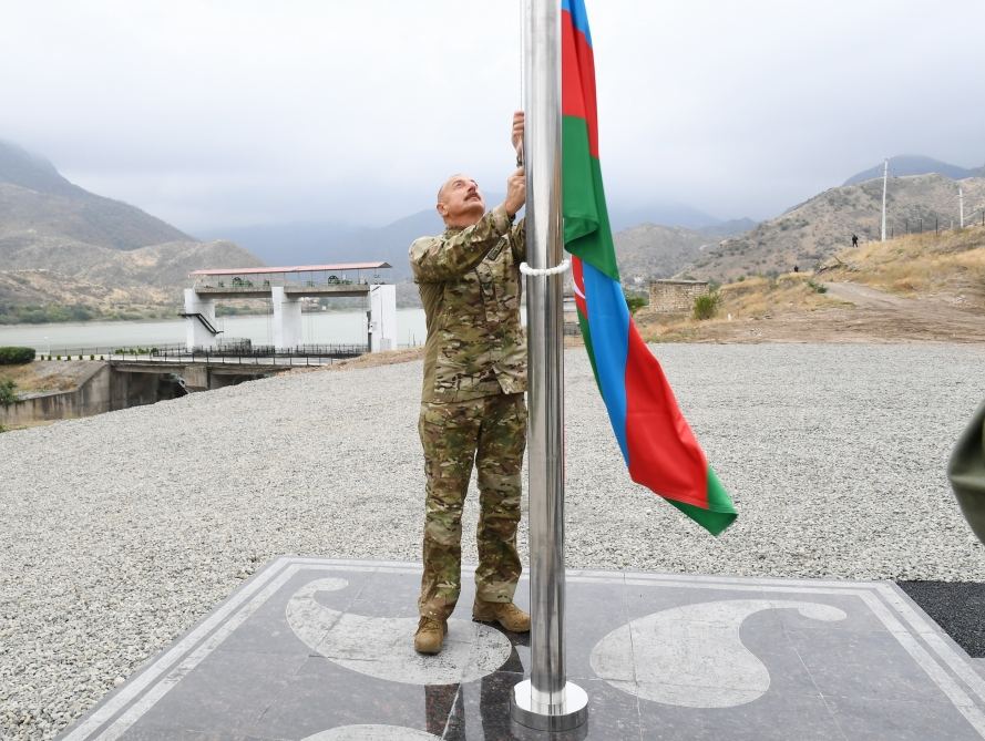 President Ilham Aliyev raises Azerbaijani flag in Sugovushan settlement, Tartar district (PHOTO)