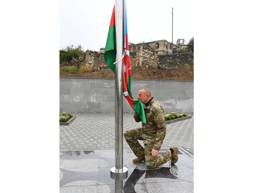 Президент Ильхам Алиев поднял флаг Азербайджана в селе Талыш Тертерского района (ФОТО)