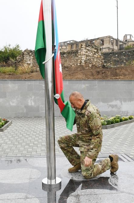 Президент Ильхам Алиев поднял флаг Азербайджана в селе Талыш Тертерского района (ФОТО)