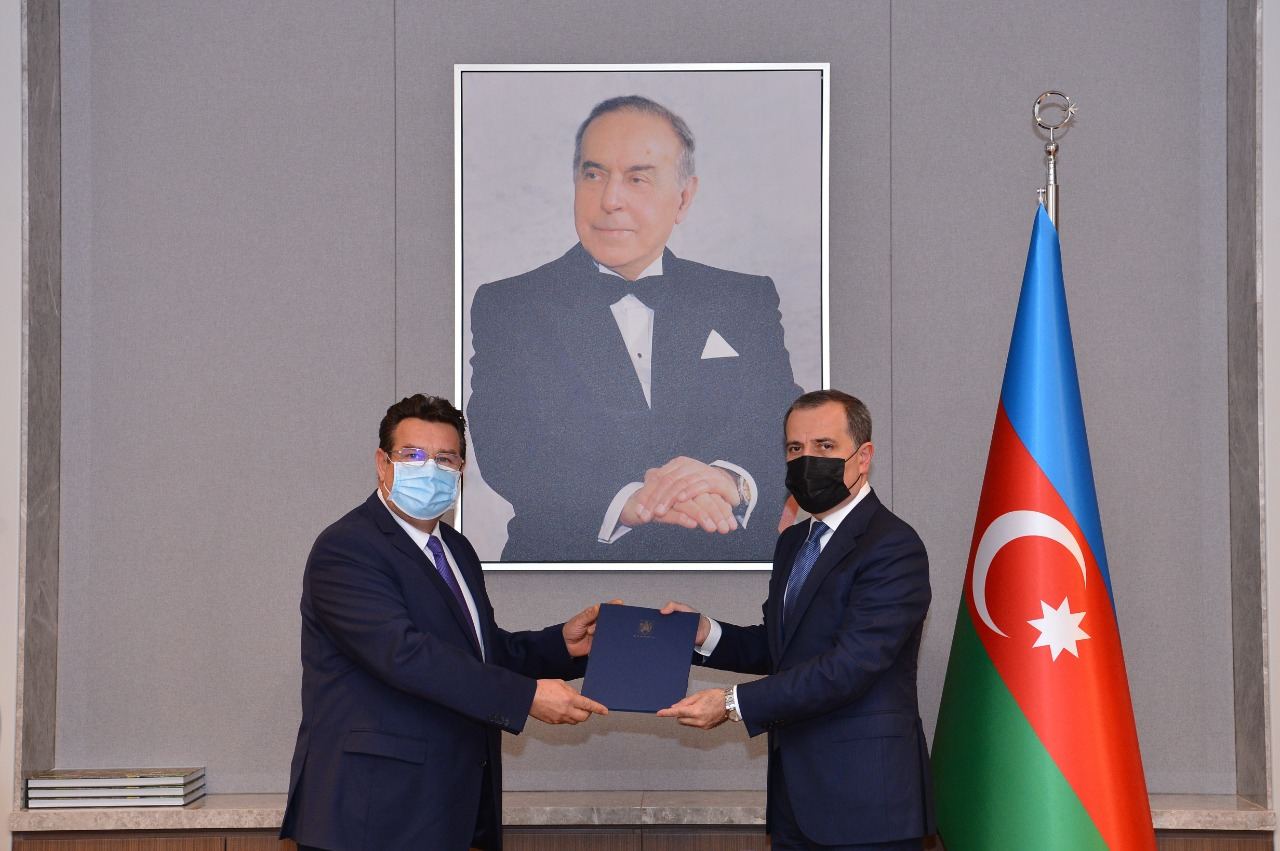 Azerbaijani FM receives credentials of newly-appointed ambassador of Romania (PHOTO)