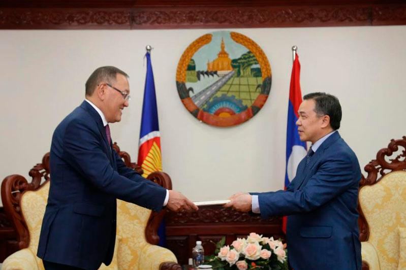 Посол Казахстана вручил верительные грамоты в адрес Президента Лаоса