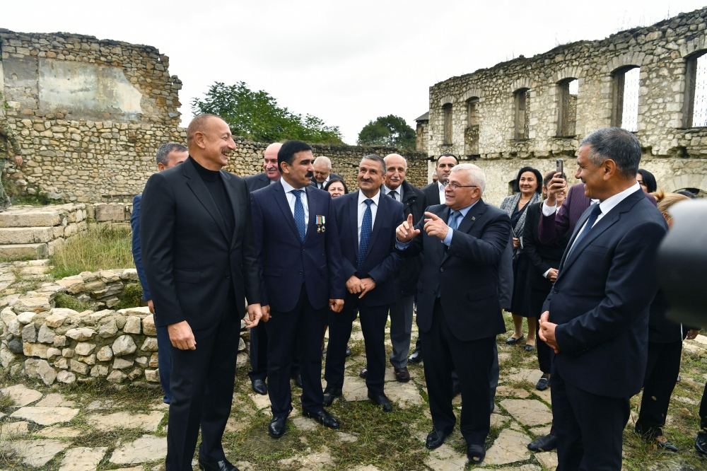Президент Ильхам Алиев вместе с представителями общественности Ходжавендского района посетил село Туг (ФОТО/ВИДЕО)