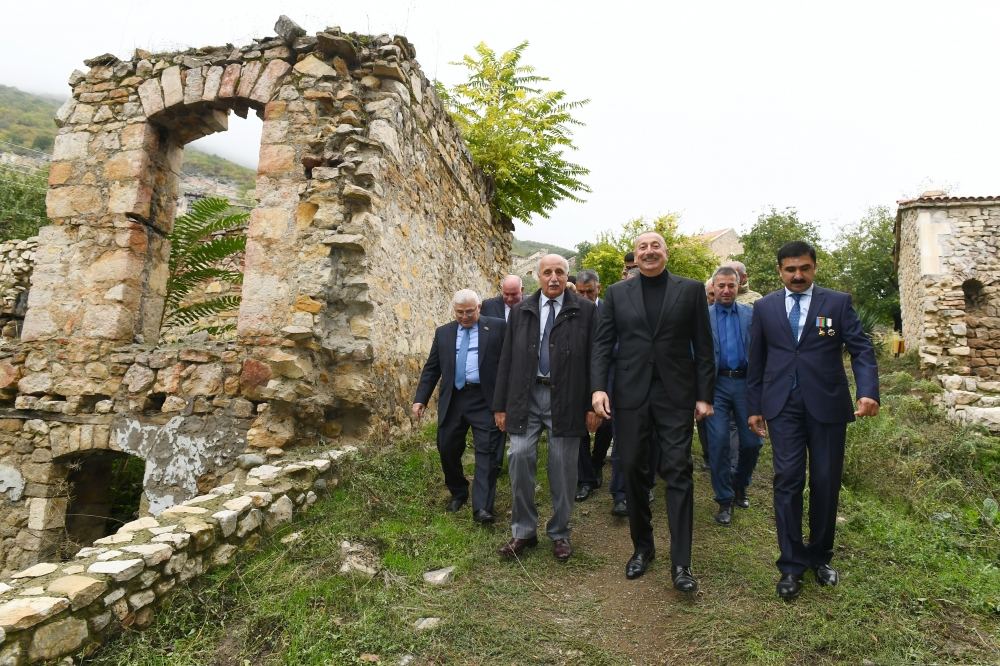 Президент Ильхам Алиев вместе с представителями общественности Ходжавендского района посетил село Туг (ФОТО/ВИДЕО)