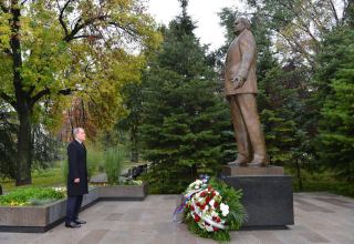 Azerbaijani FM visits monument to Azerbaijan's national leader Heydar Aliyev in Belgrade (PHOTO)