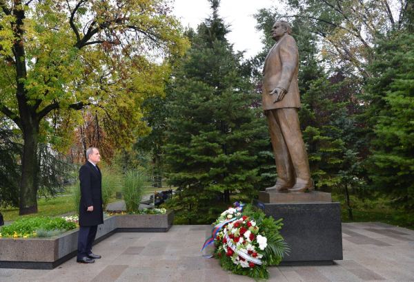 Ceyhun Bayramov Belqradda ümummilli lider Heydər Əliyevin abidəsini ziyarət edib (FOTO)