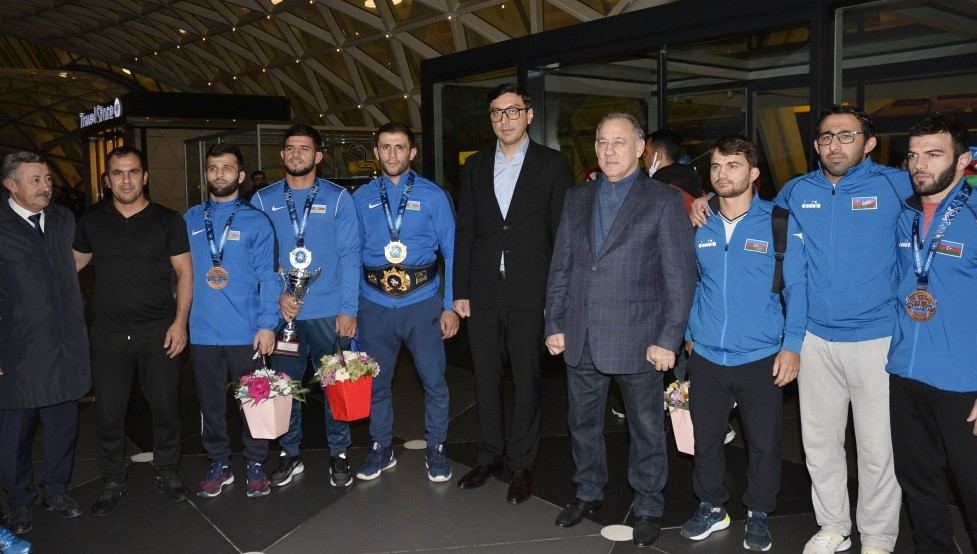 Farid Gayibov meets Azerbaijani wrestlers who return from World Wrestling Championship in Oslo (PHOTO)