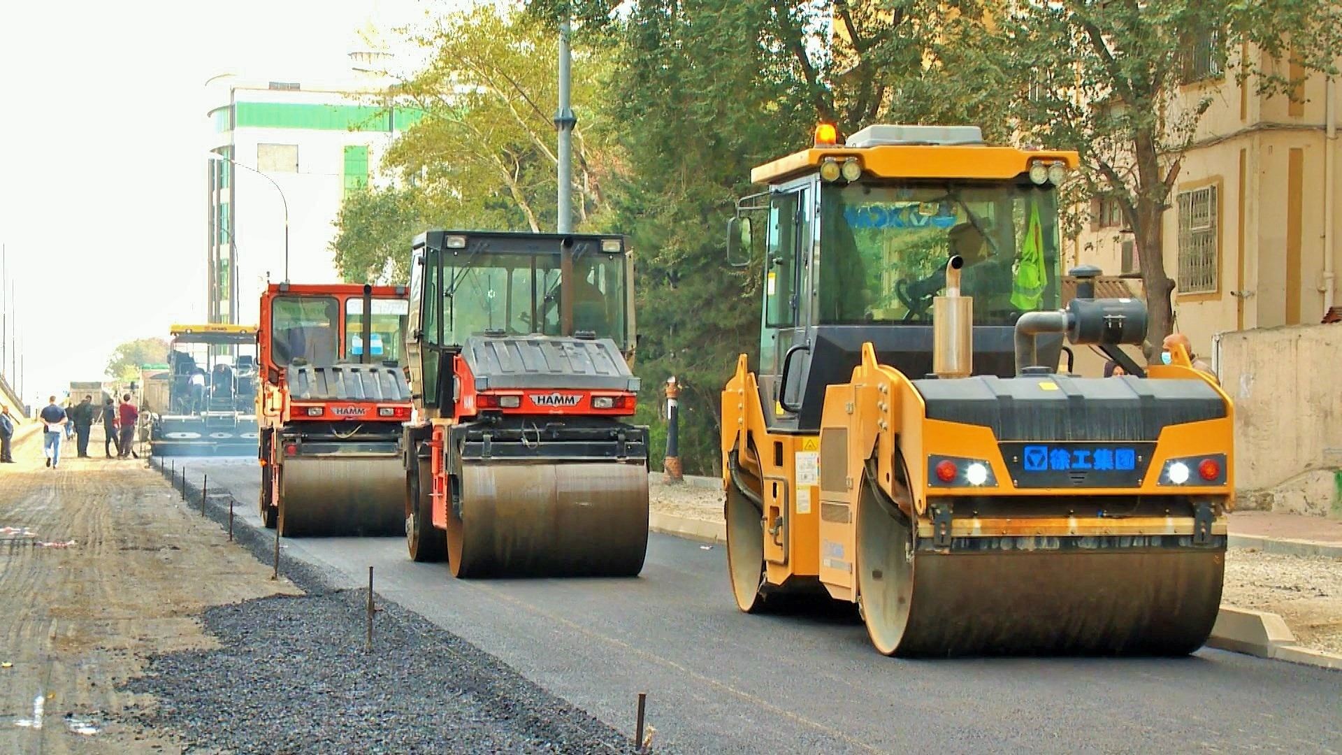 Ремонтируется участок дороги на одной из улиц Баку (ФОТО/ВИДЕО)